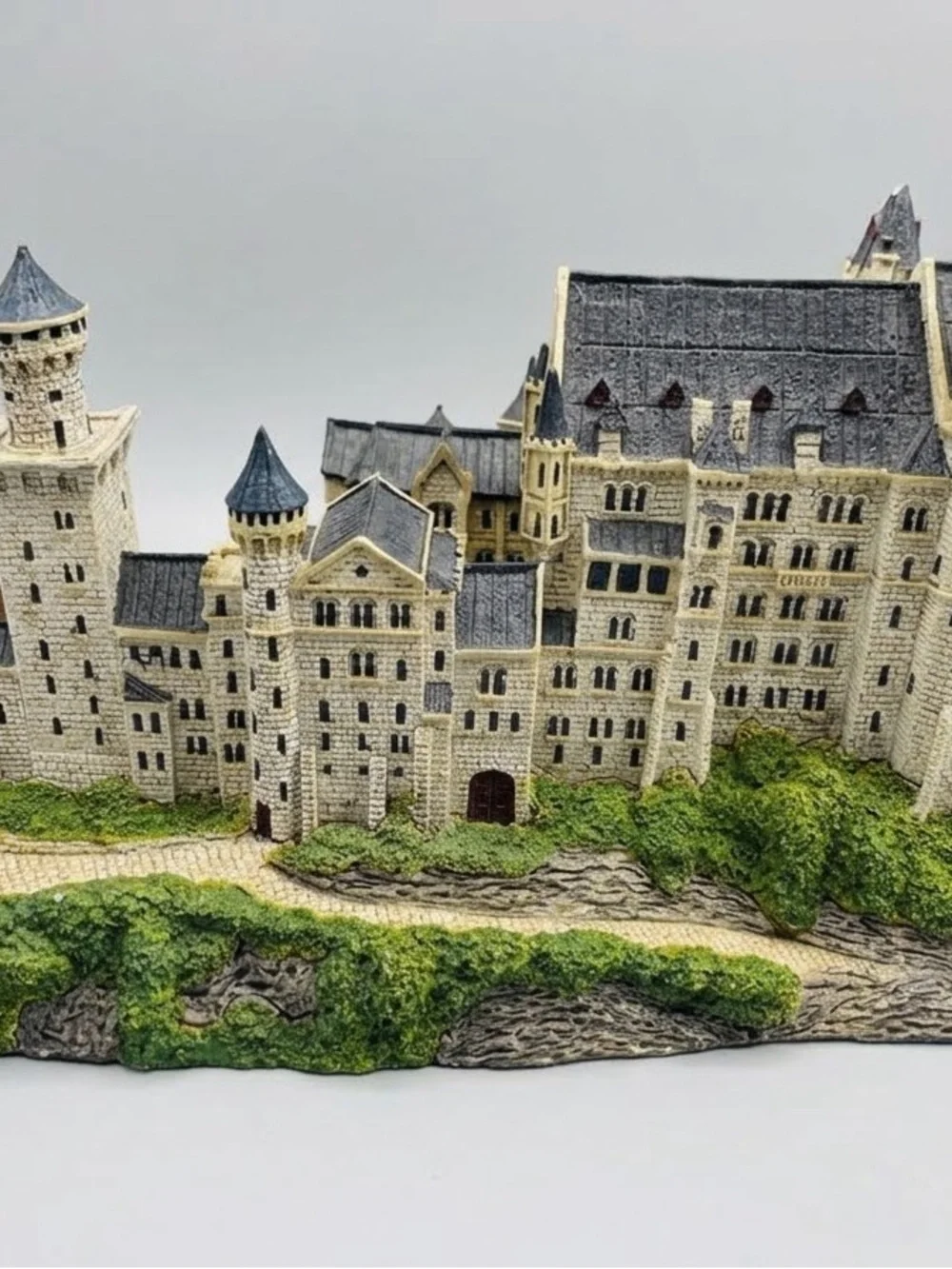 Danbury Mint Enchanted Castles of Europe Neuschwanstein Resin Sculpture 1993